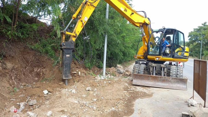 Се отстранува оштетениот бетонски ѕид на булеварот „Борис Трајковски“ во Пинтија