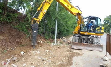 Се отстранува оштетениот бетонски ѕид на булеварот „Борис Трајковски“ во Пинтија