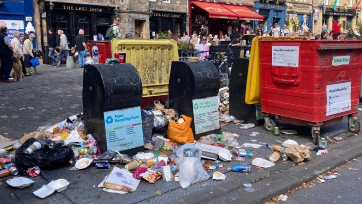 Натрупано ѓубре на улиците на Единбург поради штрајкот на компаниите за ѓубре