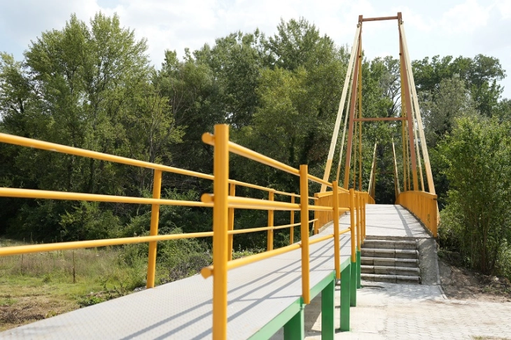 Изградени пристапни рампи на пешачкиот мост во Сарај