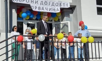 Во општина Маврово и Ростуше 35 првачиња, градоначалникот им додели училиштен прибор