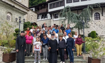 Корисници на услуги од Скопје на здружението „Порака - Неготино“ во посета на Бигорски манастир
