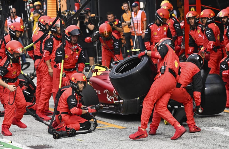 Механичарите на Ферари заборавија да донесат тркало за време на пит-стопот на Сајнц на холандското Гран при