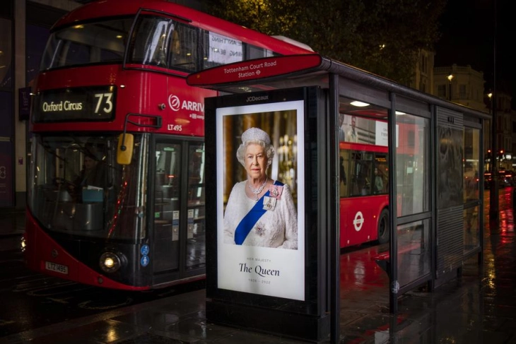Автобуските постојки низ Лондон ѝ оддаваат почит на кралицата