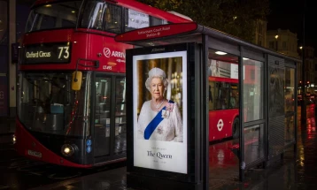 Автобуските постојки низ Лондон ѝ оддаваат почит на кралицата
