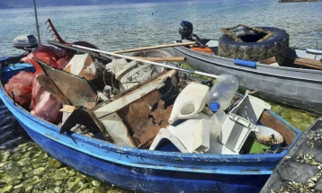 Голема количина отпад извадена од дното на Охридското Езеро кај Трпејца