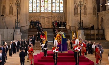 Илјадници Британци се поклонија пред ковчегот на кралицата Елизабета