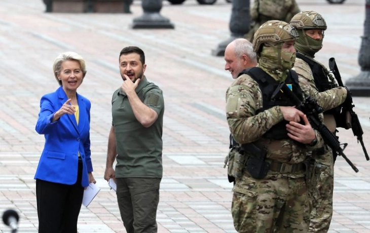 Фон дер Лајен го посети Киев и ѝ честиташе на Украина за нејзините воени успеси