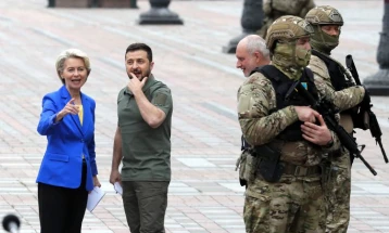 Фон дер Лајен го посети Киев и ѝ честиташе на Украина за нејзините воени успеси