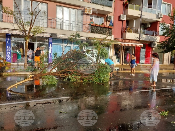 Силната бура одвлече десетина чамци и јахти во морето кај Поморие