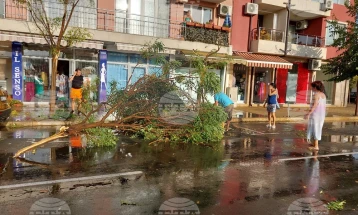 Силната бура одвлече десетина чамци и јахти во морето кај Поморие