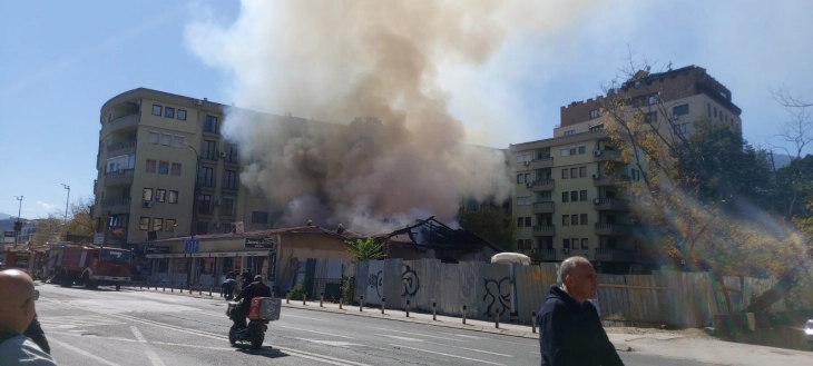 Пожар во близина на Тутунски комбинат, горат стари бараки