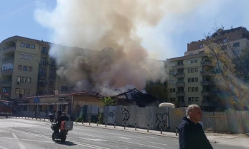 Пожар во близина на Тутунски комбинат, горат стари бараки