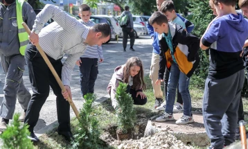 Градоначалникот Стефковски засади дрвца со ученици од различни етнички заедници