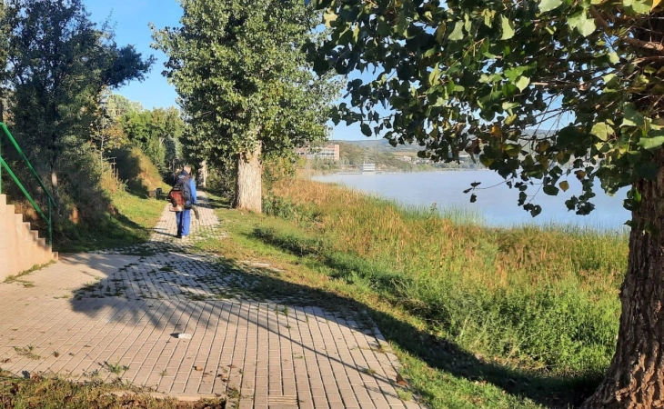 Исчистен кеј на реката Вардар во Велес и обраснато зеленило покрај велешкото езеро „Младост“