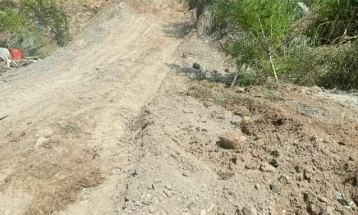 Се чистат локални патишта во руралните средини во Македонска Каменица