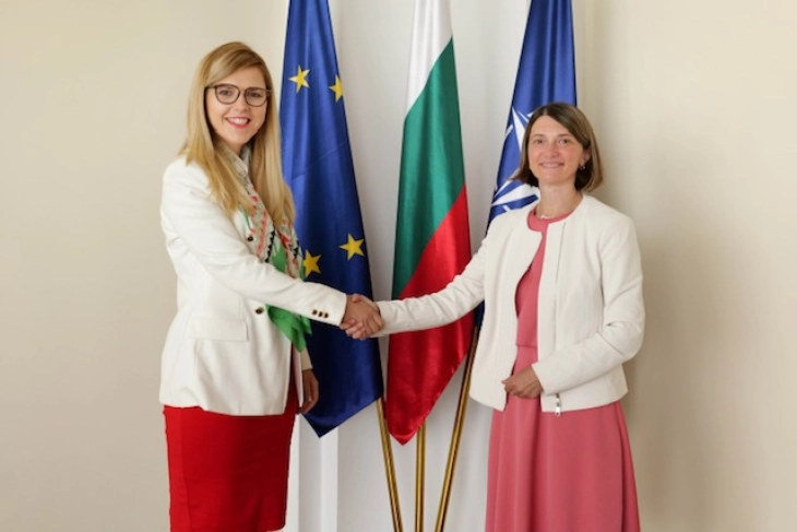 Новата македонска амбасадорка во Бугарија ги врачи акредитивите на Петрова