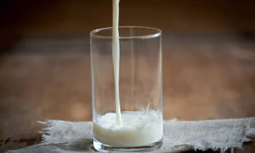 Владата на Србија ја продолжи забраната за извоз на млеко, не важи за Северна Македонија и Албанија