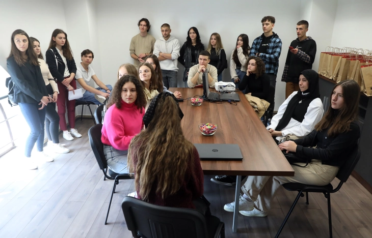 Ученици од четири гимназии во посета на МИА во рамки на Медиумскиот ден на ИКС