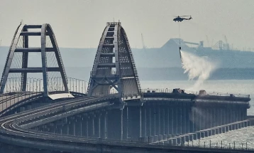 Обновено движењето на автомобили и автобуси по некои коловозни ленти на мостот на Крим