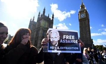 Човечки синџир во Лондон за ослободување на Џулијан Асанж