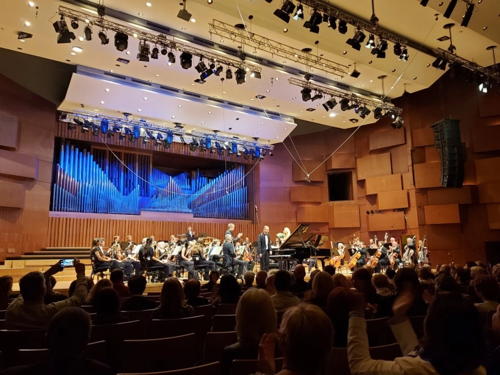 Трпчески одушеви и во Загреб на концертот со Кралскиот филхармониски оркестар од Лондон, турнејата вечер продолжува во Вроцлав