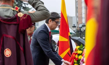 Претседателот Пендаровски и делегации од Кабинетот положија цвеќе по повод 11 Октомври - Денот на народното востание