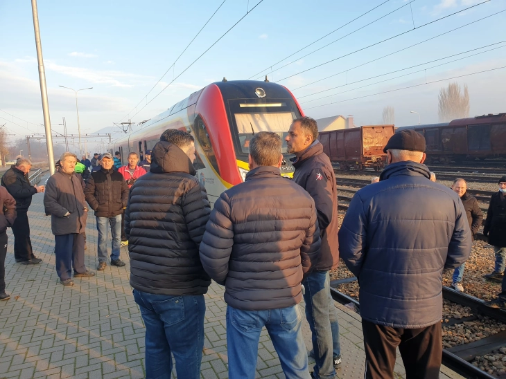 Два часа блокиран железничкиот сообраќај на станицата во Велес, вработените на „Колска“ на протест 