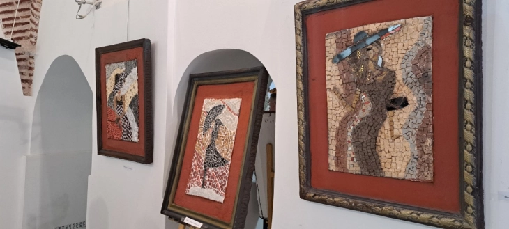 Изложба на мозаици „Жената во парчиња камен“ на Изет Зеќири