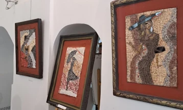 Изложба на мозаици „Жената во парчиња камен“ на Изет Зеќири