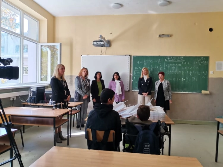 Амбасадорката Јовановиќ донираше учебници на српски јазик за кумановската гимназија „Гоце Делчев“