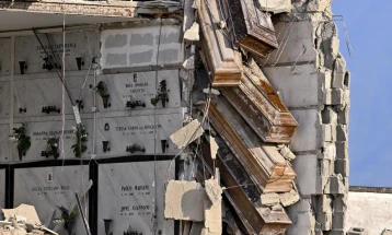 Се урнаа гробишта во Неапол, од карпата висат сандаци