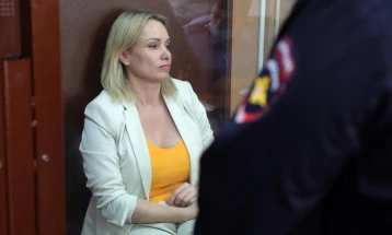 Рускиот суд нареди апсење на новинарката Овсјаникова