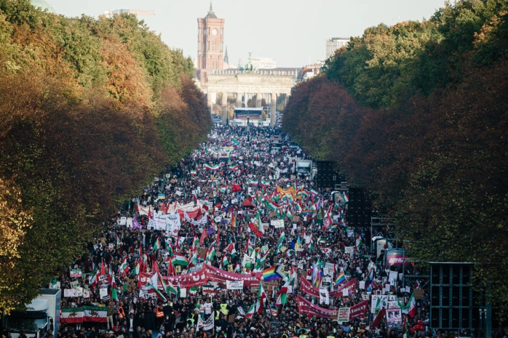 Десетици илјади луѓе во Берлин испратија пораки на солидарност до иранските демонстранти
