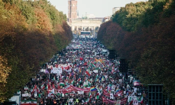 Десетици илјади луѓе во Берлин испратија пораки на солидарност до иранските демонстранти