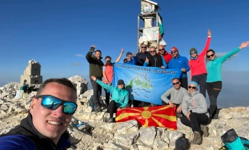 Највисокиот врв на Пирин планина го искачија 14 планинари од ПК Љуботен-Тетово
