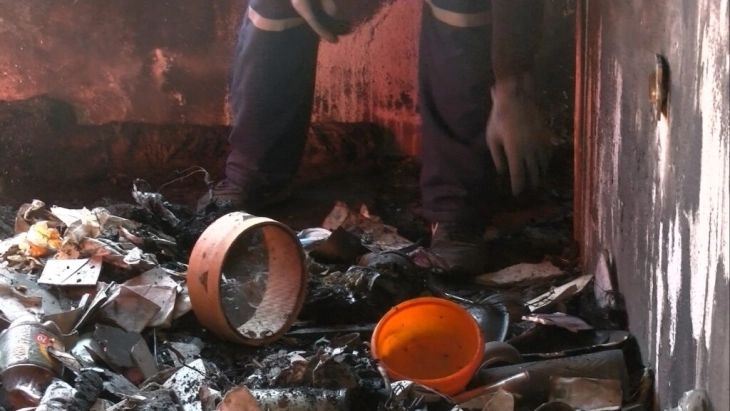 Штипски „Исар“ го расчистува станот кој целосно изгоре пред речиси една недела
