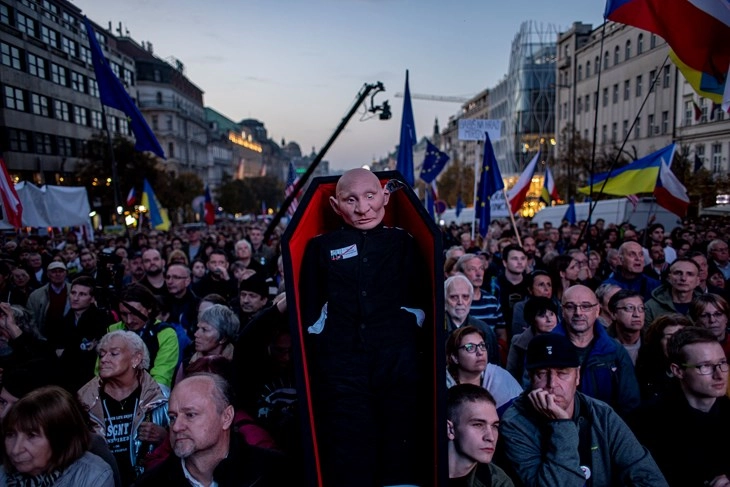 Чесите протестираа против растечкиот популизам и екстремизам, ја поддржаа Украина