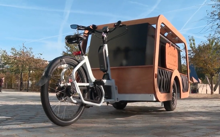 Во Париз, дизајнирано погребно возило движено од велосипед