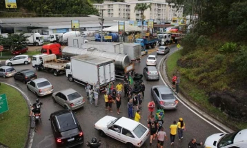 Бразил: Поддржувачите на Болсонаро ги блокираа патиштата по неговиот пораз на изборите