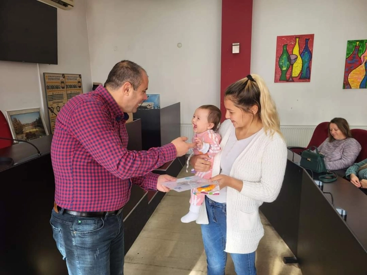 Доделени 42 вредносни ваучери за новороденчиња во општина Неготино