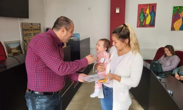 Доделени 42 вредносни ваучери за новороденчиња во општина Неготино