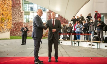 Премиерот Ковачевски пречекан од германскиот канцелар Олаф Шолц во Берлин