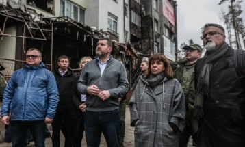 Сакеларопулу ги посети бомбардираните украински градови Ирпин, Буча и Бородијанка