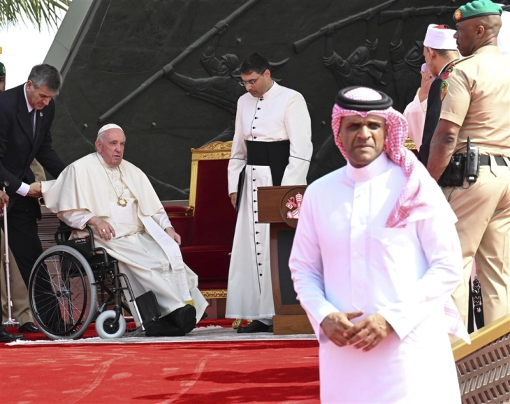Папата од Бахреин апелираше верските водачи да помогнат да се тргне светот од „работ на кревката пропаст“