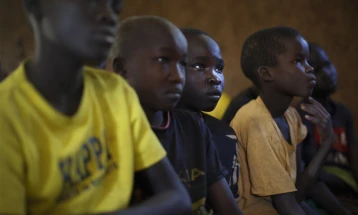 Уганда ќе ја скрати учебната година за две недели за да го ограничи ширењето на еболата
