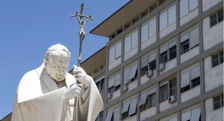 Vatikan: Papa Françesku po shërohet mirë pas operacionit, rezultatet i ka të mira