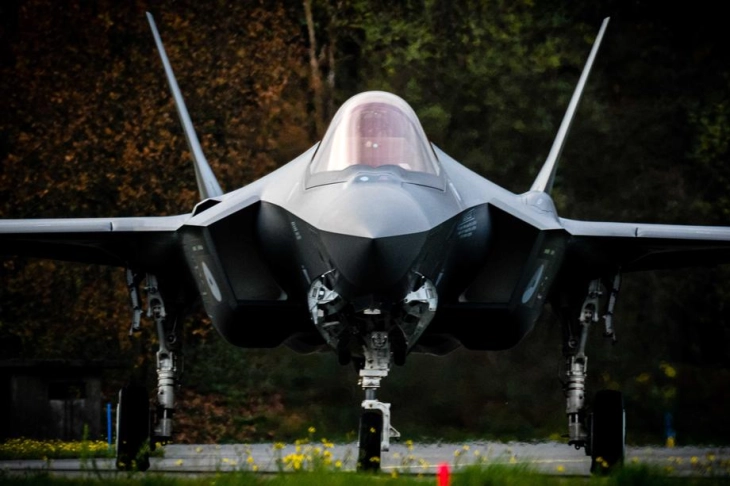 Finlanda bleu 64 avionë luftarak amerikan F-35