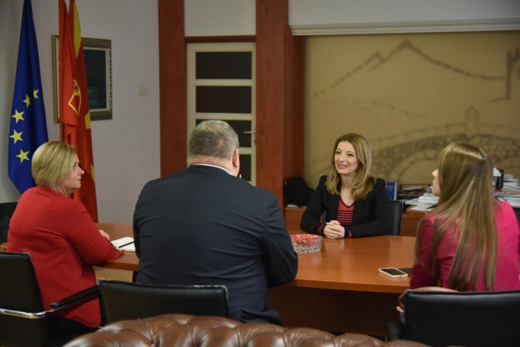 Realizimi i të drejtave të grave në fokusin e takimit të Arsovskës me drejtorin e NDI-së