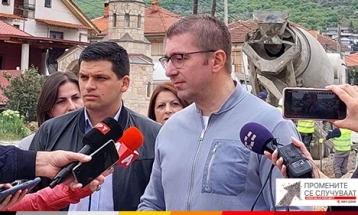 Mickoski: VMRO-DPMNE nuk do të mbështesë ndryshimin e kushtetutës pa garanci me shkrim për heqjen e vetos bullgare